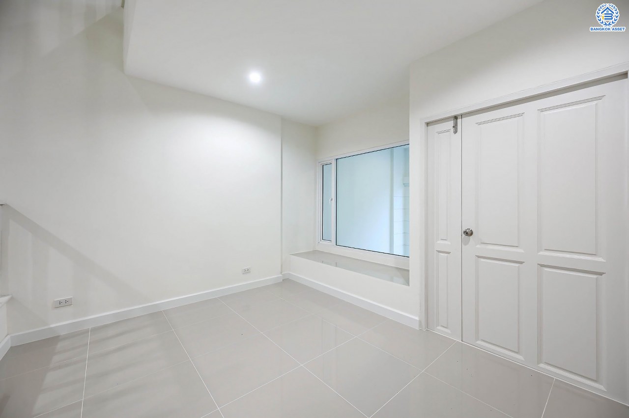 บ้านมือสองตกแต่งใหม่ ทาวน์โฮม 3 ชั้น โครงการ พรีเมี่ยมเพลส รามอินทรา เนื้อที่ 21.2 ตร.ว. ฟังก์ชัน 3 ห้องนอน 4 ห้องน้ำ 2 ที่จอดรถ ทำเลใจกลางเมือง เชื่อมต่อทั้ง ถ.ประเสริฐมนูญกิจ, ถ.ลาดพร้าว, ถ.รามอินทรา ใกล้ทางด่วน "รามอินทรา" และรถไฟฟ้าสายสีชมพู "สถานีมัยลาภ"